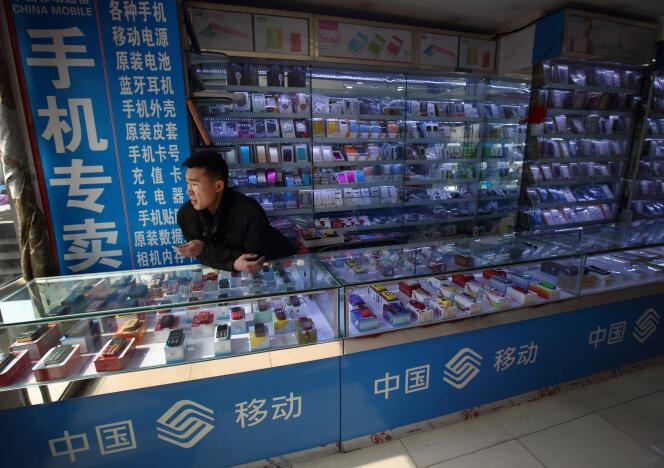 Les ventes au détail ont grimpé de 10,2 % en mars, leur plus faible progression depuis au moins dix ans.  Ici, un vendeur de téléphones mobiles, à Pékin, en Chine, en mars.