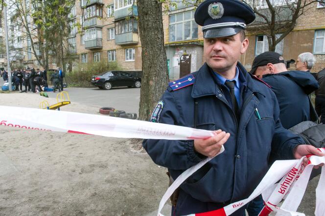 Sur les lieux de l'assassinat d'Oles Bouzina, à Kiev, le 16 avril. 