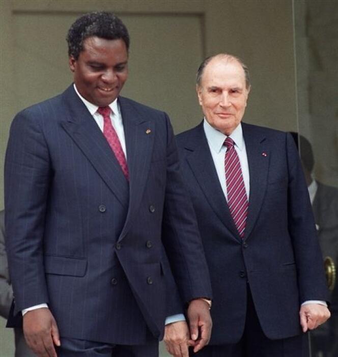 Le 18 octobre 1990, le président François Mitterrand raccompagne le président rwandais Juvénal Habyarimana à l'issue d'un entretien à  l'Elysée.