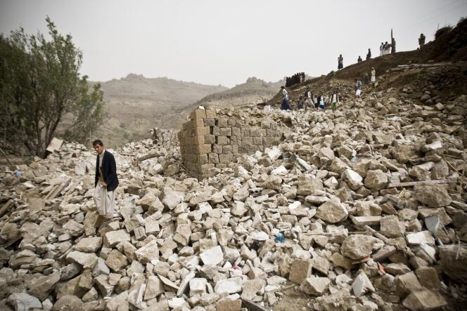 Des villageois cherchent des corps dans les ruines laissées par un bombardement de la coalition saoudienne, le 4 avril près de Sanaa.