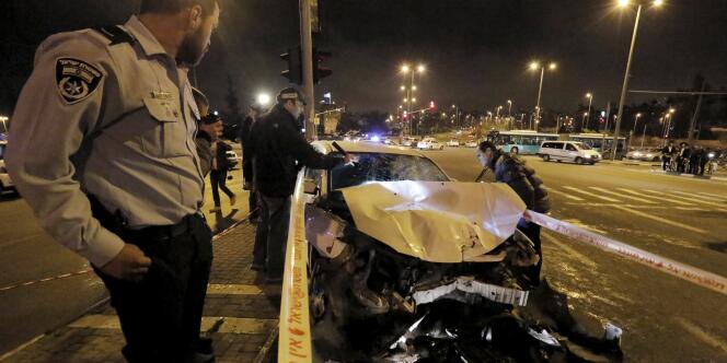 Des policiers examinent la voiture utilisée lors de l'attaque du 15 avril à Jérusalem.