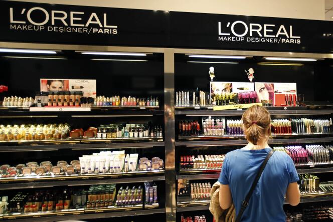 Rayons L’Oréal Paris dans un grand magasin parisien, en 2015.