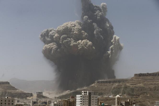 Un panache de fumée s'élève de la base de missiles qui a été bombardée à Sanaa, le 20 avril 2015.