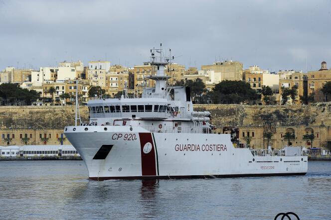 Un bateau des gardes-côtes italiens, dans le port de La Vallette, le 20 avril.