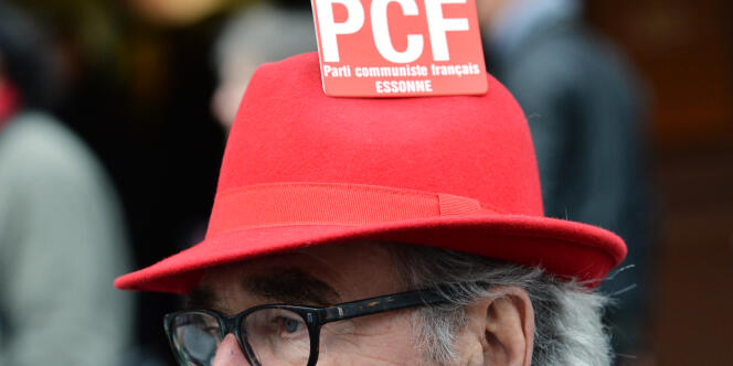Le président de la République a comparé dimanche 19 avril Marine Le Pen à « un tract du PCF des années 1970 ».