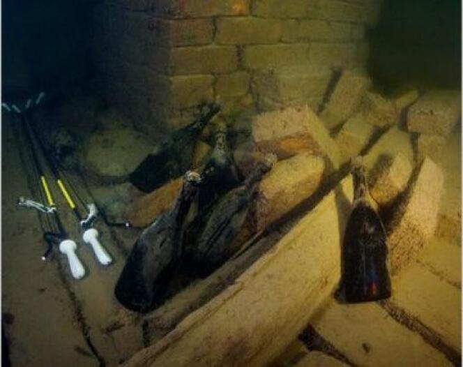 Ces bouteilles de champagne français gisaient à 50 m de fond en mer Baltique depuis cent soixante-dix ans.