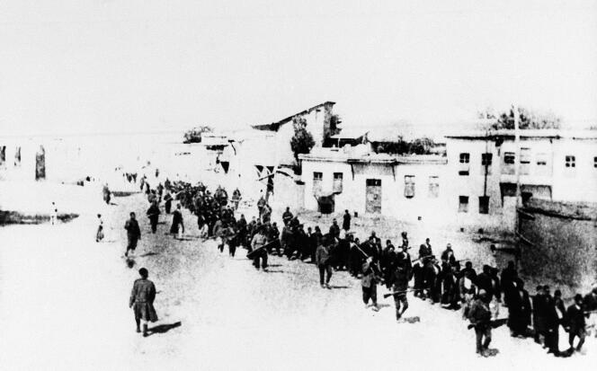 Au cours du génocide, des milliers d'Arméniens moururent au cours de longues marches forcées meurtrières (photo d'archive, de 1915, non signée).
