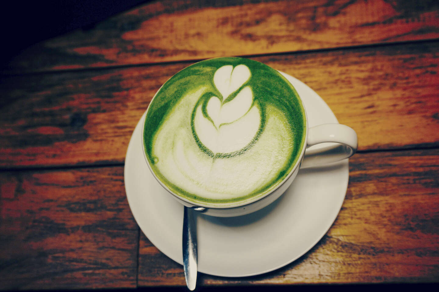Tasse De Matcha Latte. Photo De Haute Qualité. Matcha, Thé Vert Latte Dans  Une Tasse. Fond De Feuilles Vertes. Fermer. Vue De Dessus.
