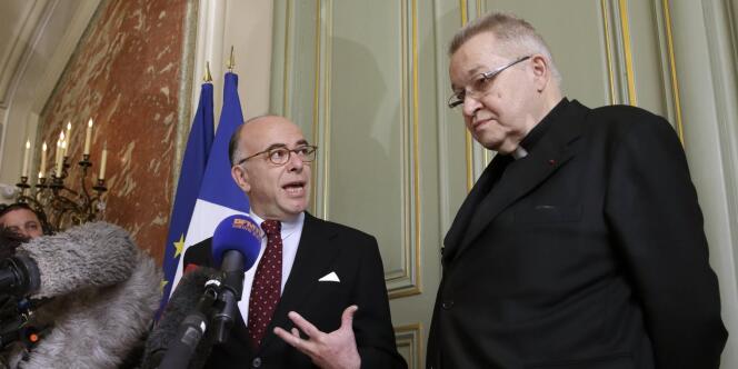 Bernard Cazeneuve, ministre de l'intérieur, et Mgr André Vingt-Trois, archévèque de Paris, jeudi.