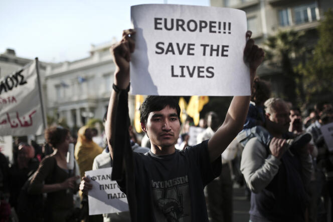 « Europe, sauve les vies », est-il inscrit sur cette feuille brandie lors d'une manifestation contre la politique migratoire de l'Europe à Athènes le 22 avril.
