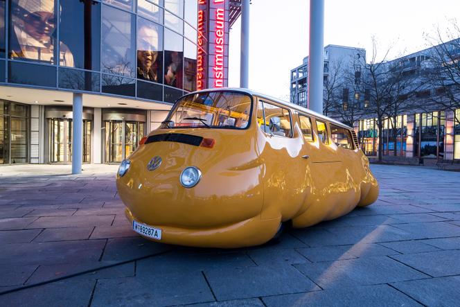 Le bus Curry où est vendue la saucisse au curry originale de Volkswagen, au Kunstmuseum, à Wolfsburg, le 17 mars 2015.