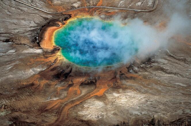Le Grand Prismatic Spring, bassin où l'eau avoisine les 70 °C, dans le parc du Yellowstone.