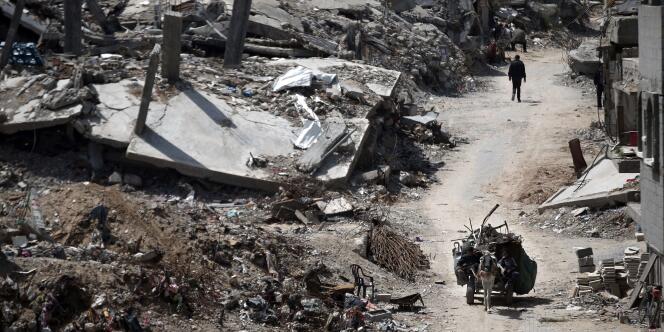 Gaza a été dévastée à l'été 2014 par cinquante jours de guerre qui ont fait 2 200 morts côté palestinien et 73 côté israélien. Les bombardements israéliens ont en outre détruit 100 000 foyers.