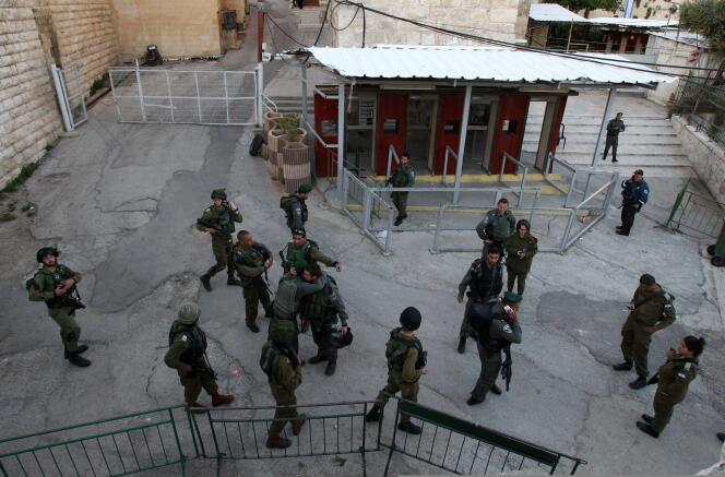 La police israélienne à l'endroit où un jeune Palestinien qui avait poignardé un policier a été abattu, le 25 avril, à Hébron, en Cisjordanie.
