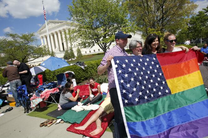 Des manifestants soutiennent la cause LGBTQ devant la Cour suprême des Etats-Unis, le 26 avril 2015.
