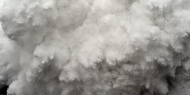 Vue d'une des avalanches qui ont dévalé les pentes de l'Everest samedi 25 avril 2015 en raison du séisme dévastateur qui a frappé le Népal. Le photographe de l'AFP Roberto Schmidt s'y trouvait pour un reportage sur le toit du monde.