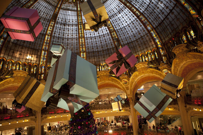 Des cadeaux pleuvent dans un grand magasin parisien.