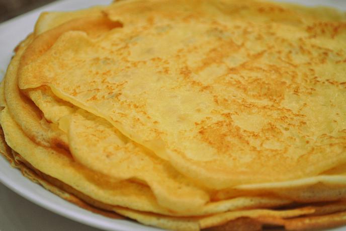 Pour réaliser une pâte à crêpes sans grumeau, il revient de mélanger les ingrédients dans un ordre bien établi, à commencer par les oeufs, puis le lait, la farine, le sucre et le beurre salé.