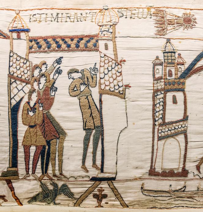 Représentation du passage de la comète de Halley, observée en 1065, sur la tapisserie de Bayeux. L’inscription latine « isti mirant stella » signifie « ces hommes observent l’étoile ».