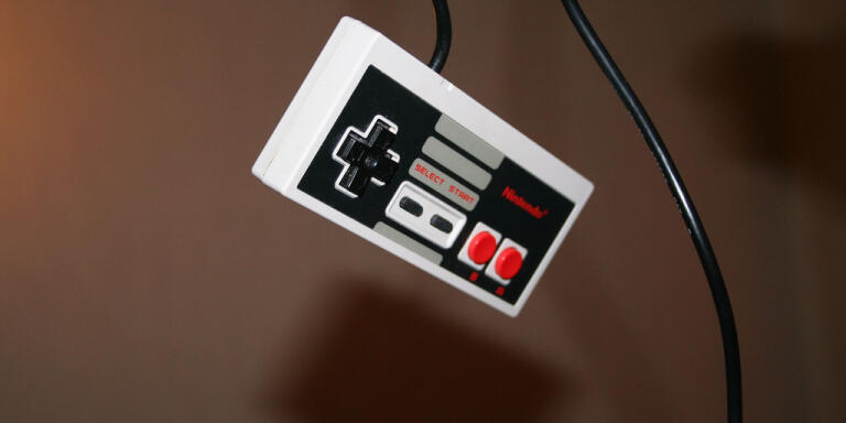  La célèbre manette rectangulaire de la NES.