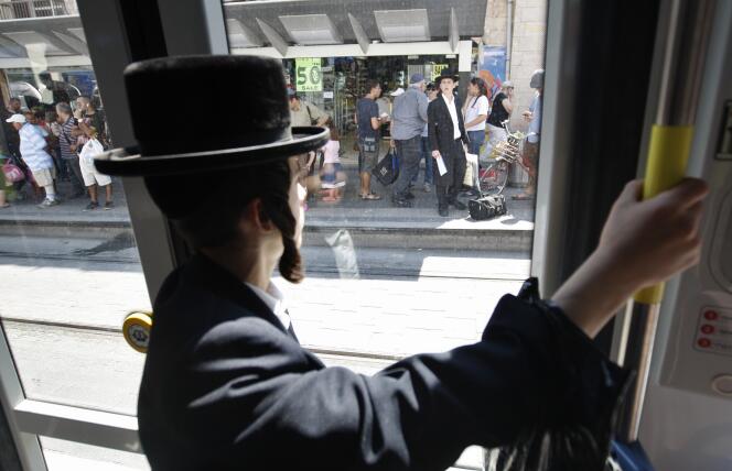 Un Juif ultraorthodoxe voyage dans le tramway à Jérusalem, le 19 août 2011.