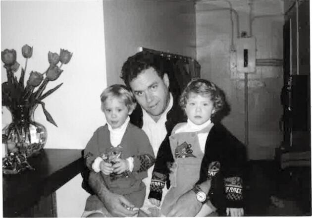 En 1991, David Carr avec ses filles Meagan et Erin. Trois ans avant, il a entamé une cure de désintoxication, après avoir laissé les jumelles dans sa voiture pour aller acheter sa dose.