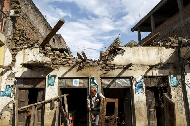 Un villageois dégage les débris de sa maison à Arughat Bazar, le 29 avril.