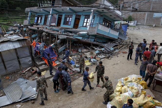 Des militaires tentent de récupérer des vivres d'une épicerie détruite par le séisme à Arughat Bazar, le 29 avril.