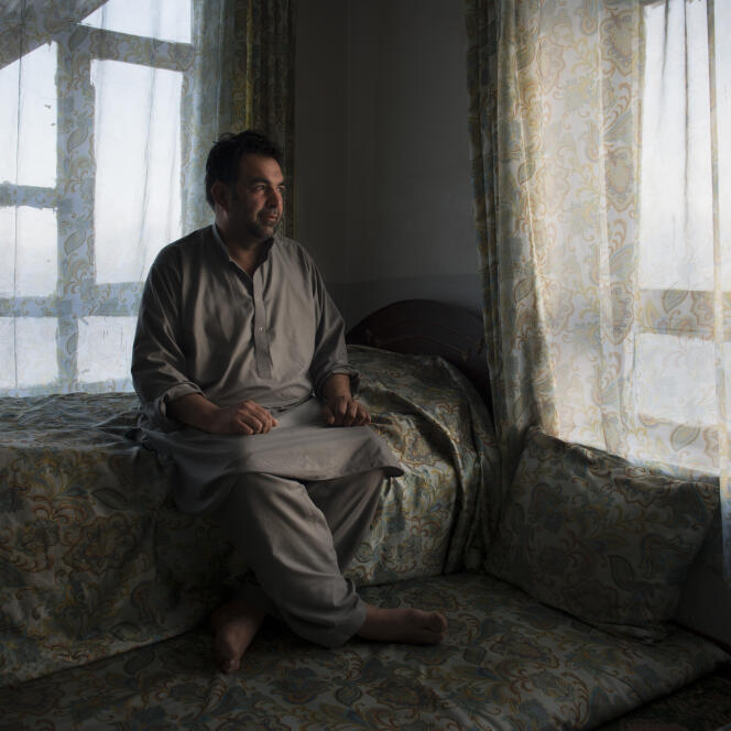 Sadiq Sarfaraz, 46 ans. Il a été le conducteur de la secrétaire de l’ambassadeur de France à Kaboul, entre 2011 et 2013. Il est au chômage depuis et vit dans la peur à cause des menaces qu'il reçoit. Son fils, Muhammad Safi, 17 ans, et sa fille, Asma, 13 ans, ne vont plus à l'école par crainte d'être pris à partie.  