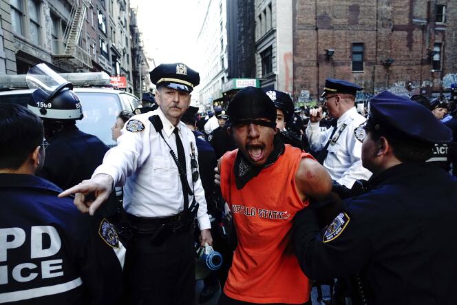 A New York, la police a arrêté plus de 60 personnes alors que les manifestants se déplaçaient en plusieurs cortèges à travers Manhattan, où ils ont bloqué la circulation dans certaines rues. 