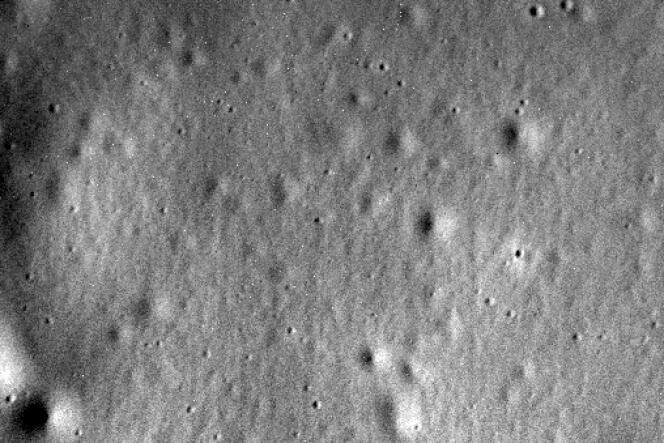 La dernière image de la surface de Mercure transmise par Messenger avant que la sonde ne s'y écrase, le 30 avril.