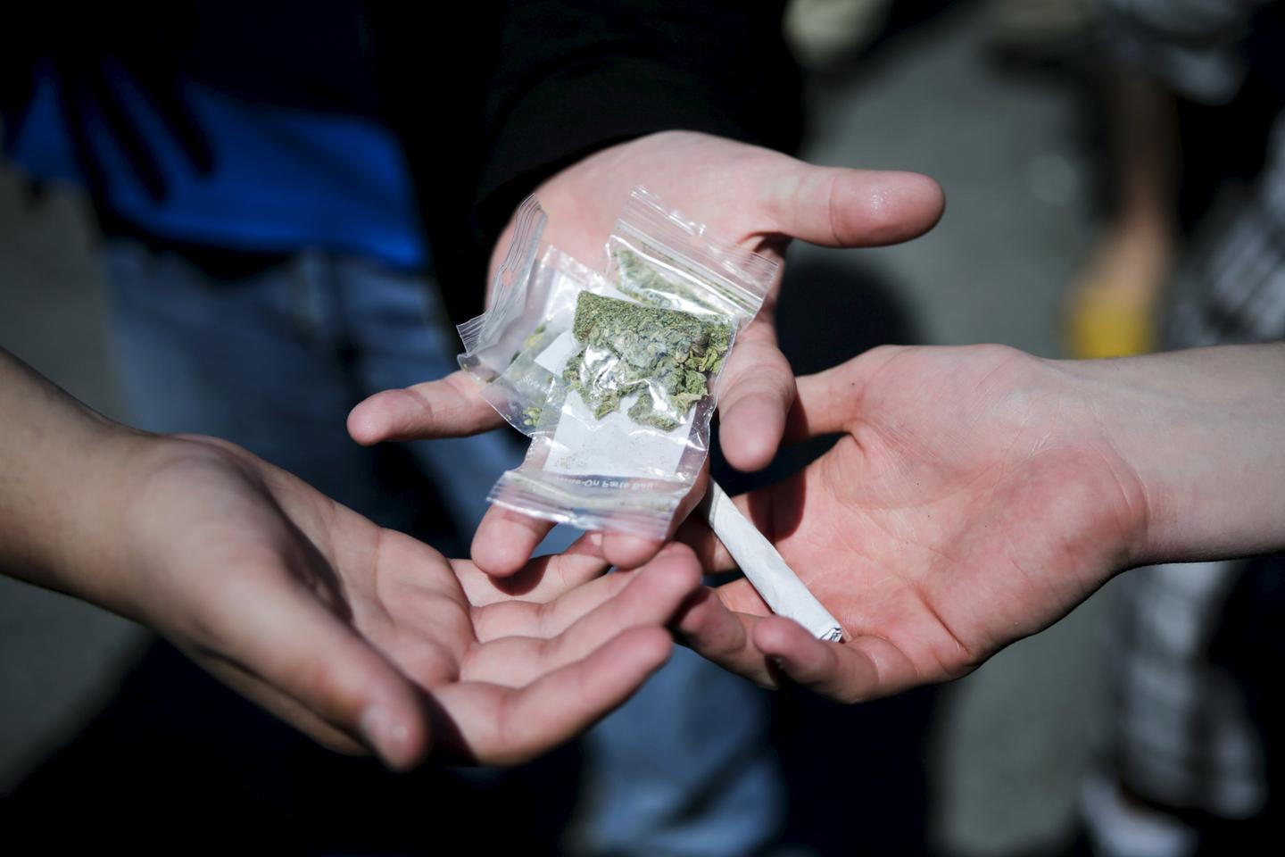 Consommation de cannabis et conduite sans permis seront désormais réprimées par de simples amendes
