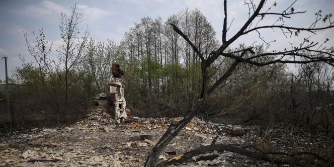 Les restes d'une maison, touchée par le feu de forêt qui a ravagé près de 320 hectares à proximité de la centrale nucléaire de Tchernobyl, en Ukarine, le 1er mai. 