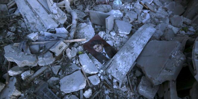 La photographie d’une enfant dans les décombres d'une maison à Al-Qatrgi, un quartier d'Alep, le 1er mai.