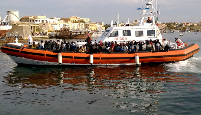 Un navire des gardes-côtes italiens avec à son bord des migrants secourus en mer, samedi 2 mai.