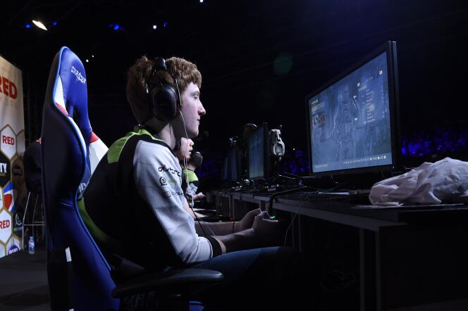 L'équipe américaine Optic gaming se prépare sur le jeu Call of Duty Advanced Warfare à la compétition de l'ESWC (Electronic Sports World Cup) le 3 mai 2015.