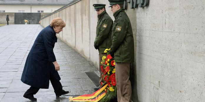 Les Allemands N Oublieront Jamais La Barbarie Nazie Promet Angela Merkel A Dachau