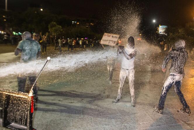 La police israélienne a utilisé des canons à eau et des bombes lacrymogènes pour tenter de disperser les manifestants dimanche à Tel Aviv.