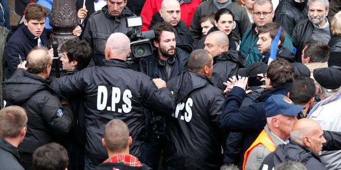 Le département protection et sécurité a exfiltré des journalistes de Canal+ agressés par des militants frontistes, vendredi 1er mai lors du défilé du Front national en hommage à Jeanne d'Arc.