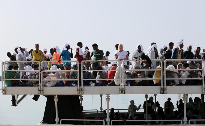 Des migrants sur un bateau, le 5 mai, dans le port de Pozzallo, en Sicile.