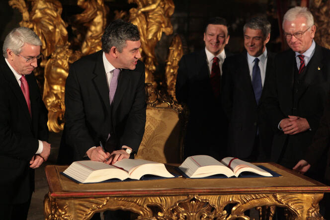 Le premier ministre britannique Gordon Brown signe le traité de Lisbonne en 2007.
