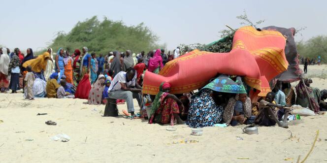 Une photographie du programme alimentaire mondial montre des dizaines de personnes évacuées des îles nigériennes du lac Tchad, sous des tentes de fortune, à N'Guigmi le 5 mai 2015.