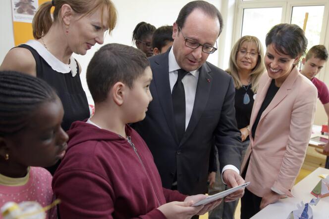 Le président de la République François Hollande et la ministre de l'éducation nationale Najat Vallaud-Belkacem rendent visite au collège Jules Verne aux Mureaux, le 7 mai, 2015.