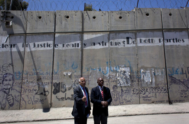 Tokyo Sexwale et Djibril Radjoub devant le mur de séparation de Ramallah, le 7 mai 2015.