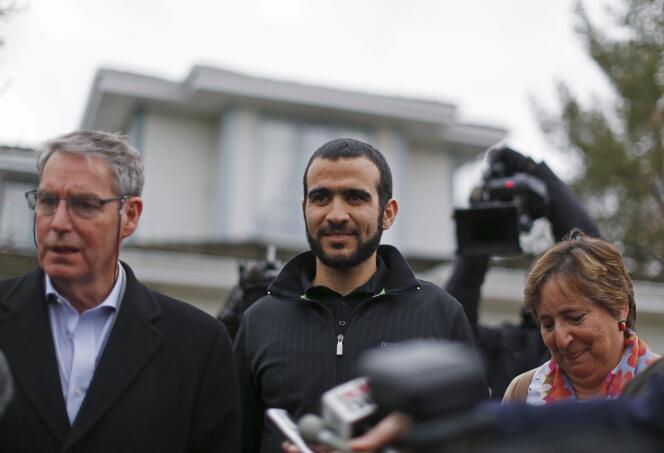 Omar Khadr, son avocat Dennis Edley devant la maison de ce dernier, où l'ancien détenu de Guantanamo doit vivre depuis sa libération, le 7 mai à Edmonton, dans l'Etat d'Alberta.