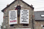 Des personnes occupant une maison de Rennes, le 8 mai 2015.