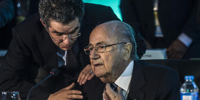 Joseph Blatter lors de l'assemblée générale de la Confédération africaine de football le 7 avril 2015 au Caire. 