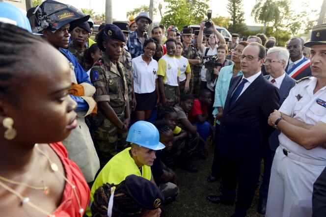 François Hollande parle à des volontaires du SMA, le 10 mai 2015, à Pointe-a-Pitre.