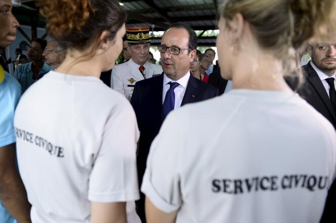 François Hollande (ici en mai à Pointe-à-Pitre) doit annoncer lundi une amélioration du service civique, qui permet à des jeunes entre 16 et 25 ans de s’investir dans une mission d’intérêt général.