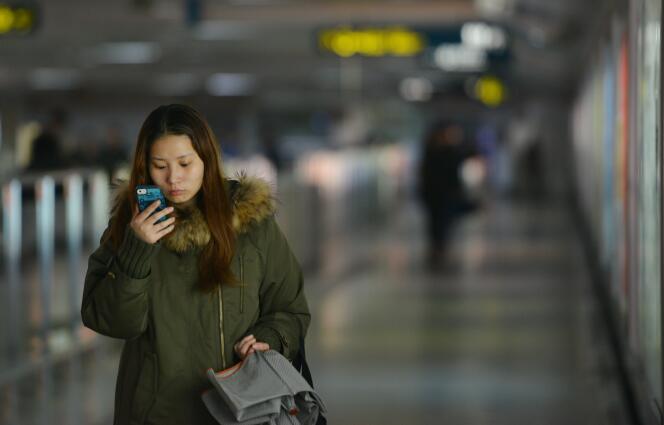 « Tencent, la maison mère de WeChat, possède aussi QQ, autre application de conversation en ligne, la plus populaire avant l’arrivée de WeChat. Avec WeChat, une application pensée pour l’ère mobile, le groupe a séduit les internautes chinois dont 71 % se connectent à partir de leur téléphone. »
